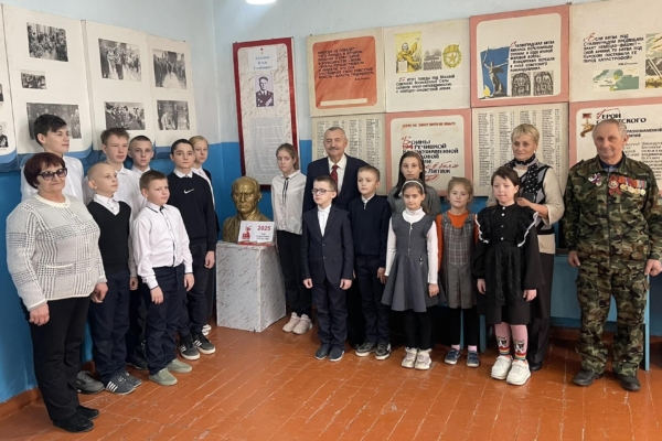 Слушатели Университета третьего возраста Комаричского района провели встречу с обучающимися Литижской школы, посвящённую теме мужества и стойкости советских солдат во время Сталинградской битвы