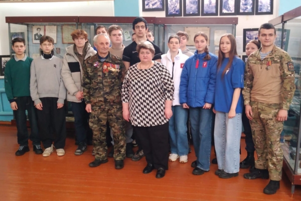 В Комаричском краеведческом музее состоялась встреча учащихся Комаричской СОШ 1 с ветераном Афганской войны Виктором Ковалёвым и ветераном СВО Алексеем Анцышкиным