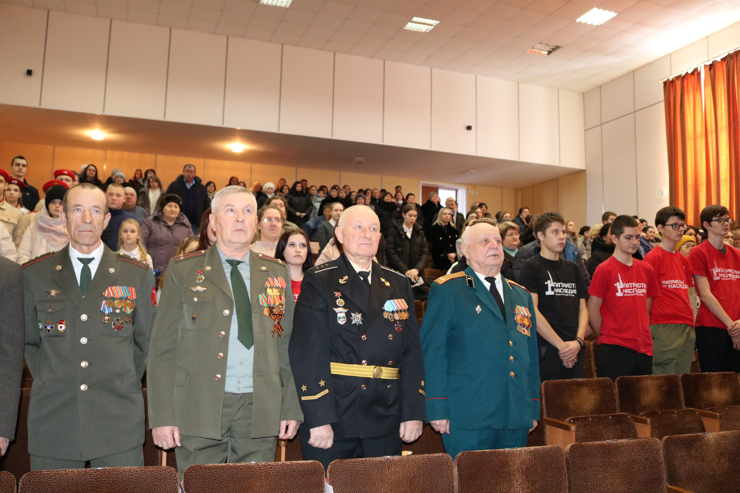 В Комаричском Доме культуры состоялся праздничный концерт «Державы верные сыны»