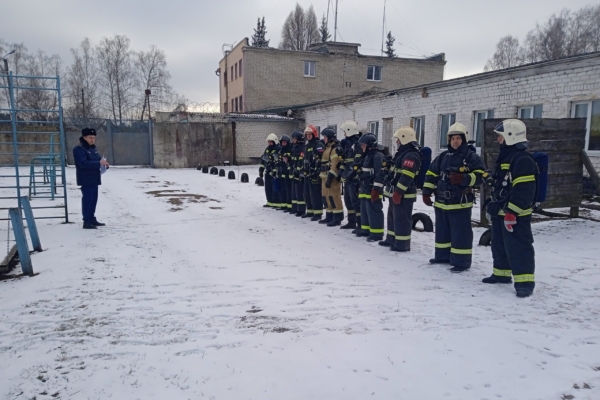 Комаричские газодымозащитники прошли занятия в дымокамере