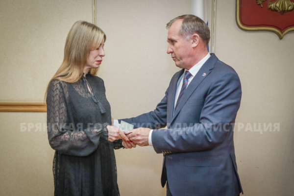 Александр Макаров вручил орден Мужества семье старшего лейтенанта Владислава Ляховкина