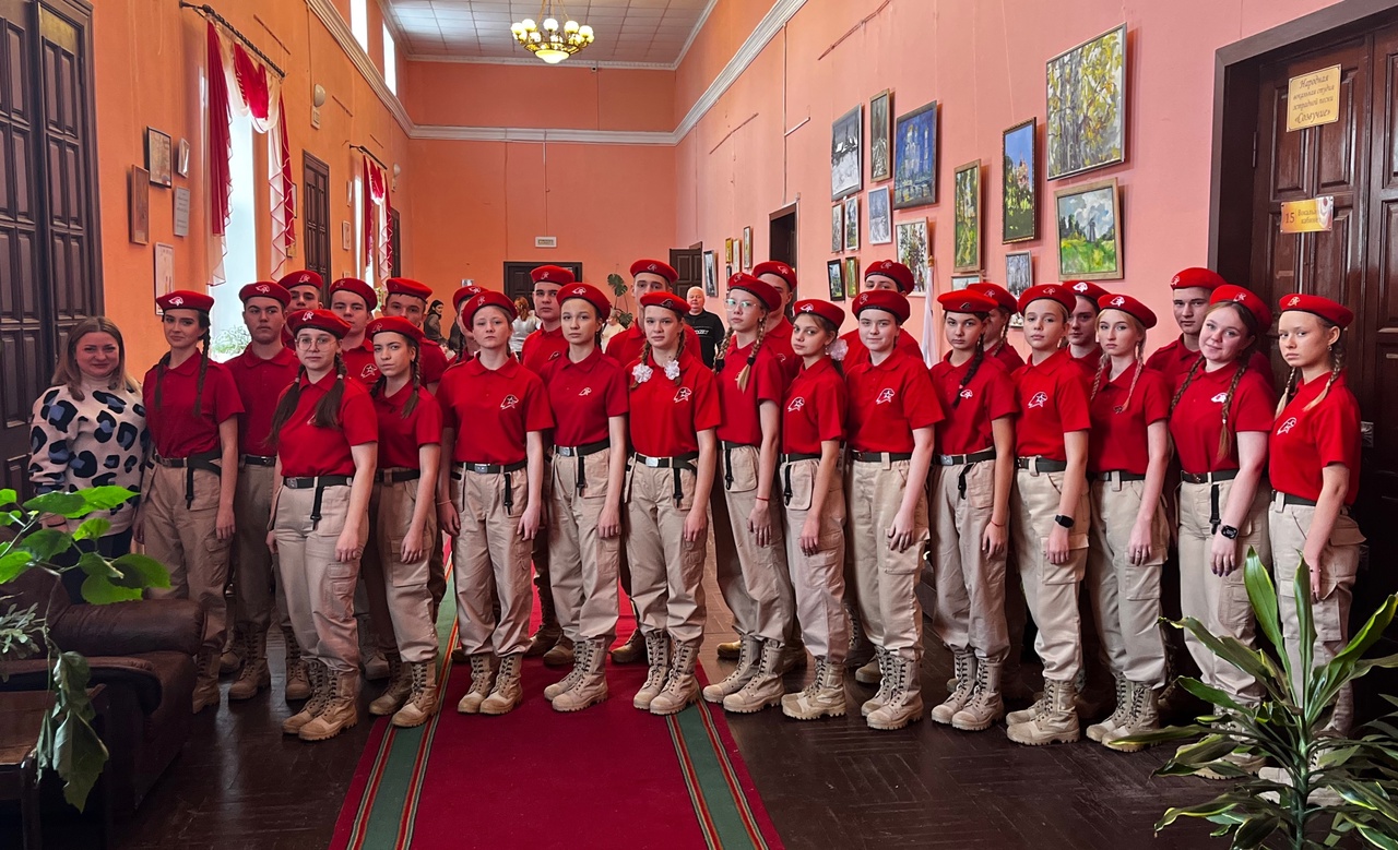 Юнармейский отряд Комаричской средней школы №1 исполнил на областном конкурсе марш «Мы — Русские! С нами — Бог!»