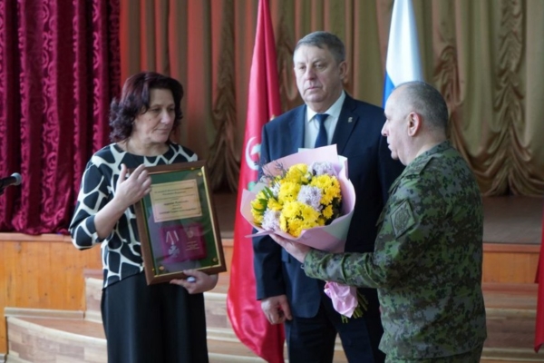 Александр Богомаз наградил посметрным Орденом Мужества героя Сергей Шапкина