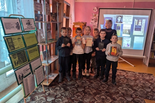 В Марьинской сельской библиотеке организована презентация книжной выставки «Когда строку диктует чувство», посвященная творчеству Бориса Пастернака