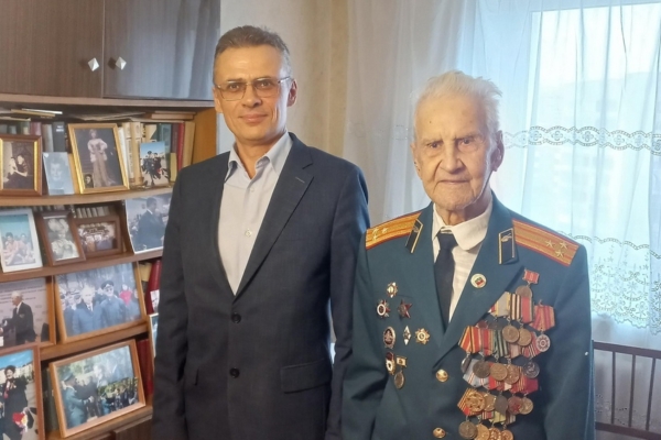 В Брянске поздравили ветерана Бориса Шапошникова