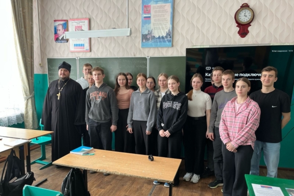 В Бочаровской средней школе состоялась встреча с Благочинным Комаричского церковного округа, настоятелем Храма во имя Святой Троицы поселка Комаричи Константином Балиным