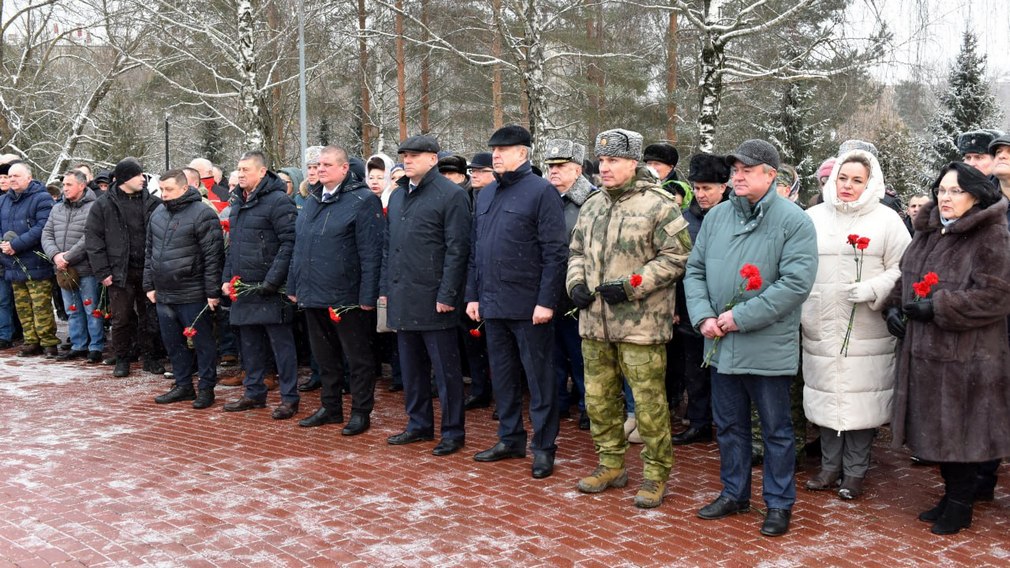 Губернатор Брянщины Александр Богомаз выразил дань уважения воинам-интернационалистам