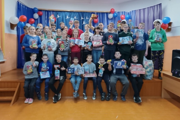 Комаричские волонтеры навестили детей из Центра помощи