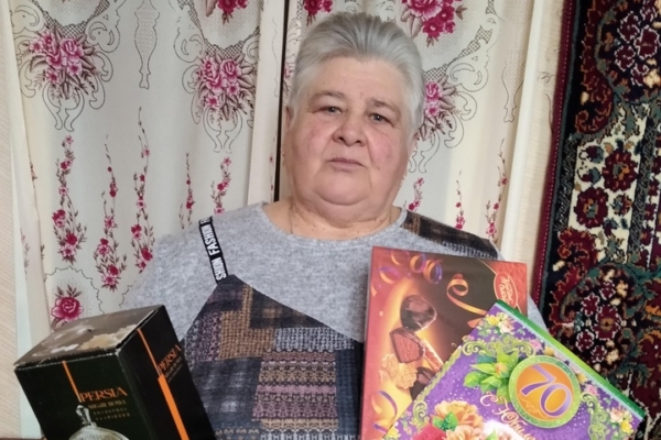 Домашний праздник для юбиляра подготовили сотрудники ГБУ КЦСОН Комаричского района