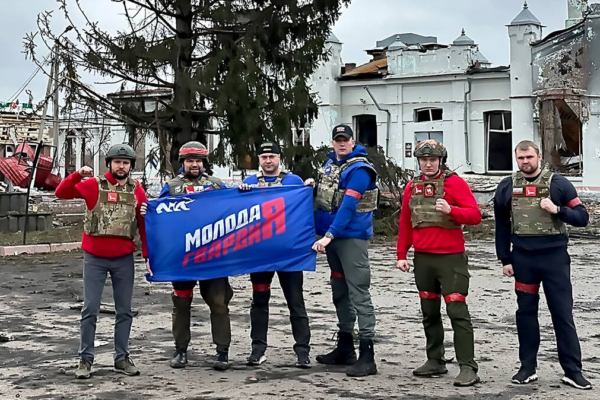 Волонтёр из Комаричского района водрузил Знамя Победы в освобождённой Судже