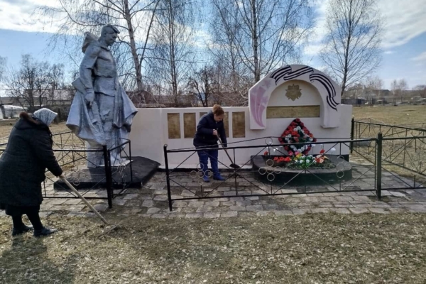 Жители Комаричского района принимают активное участие в уборке памятных мест и братских захоронений