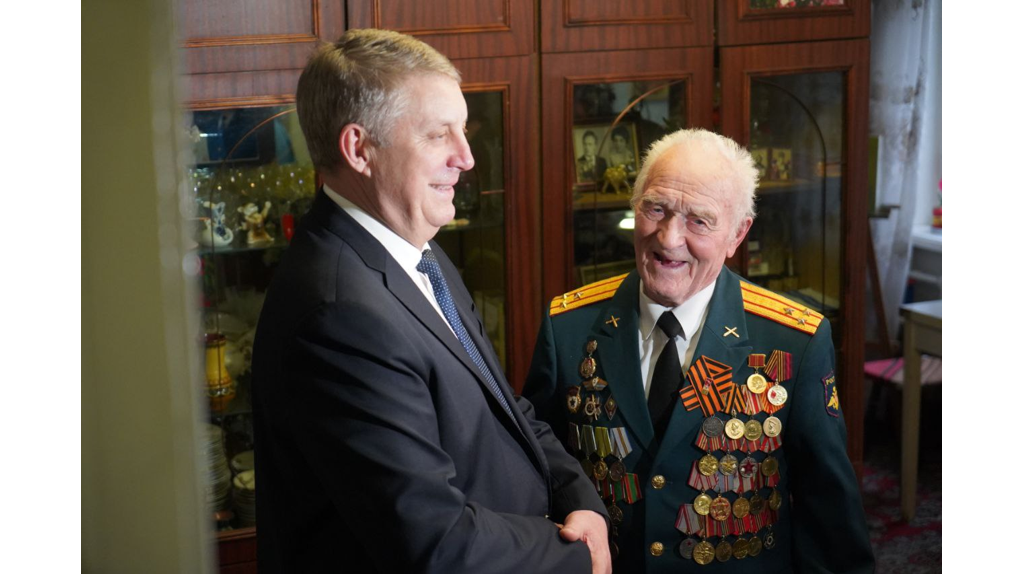 Губернатор Брянской области вручил медаль «80 лет Победы» ветерану Николаю Редикульцеву