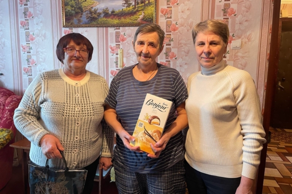 От всего поселка Комаричи мать героя СВО поздравили с днем рождения