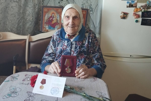 В Комаричском районе вручили юбилейные медали в честь 80-летия Победы