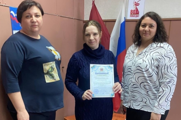 Отделом социальной защиты Комаричского района был вручен еще один областной  материнский сертификат