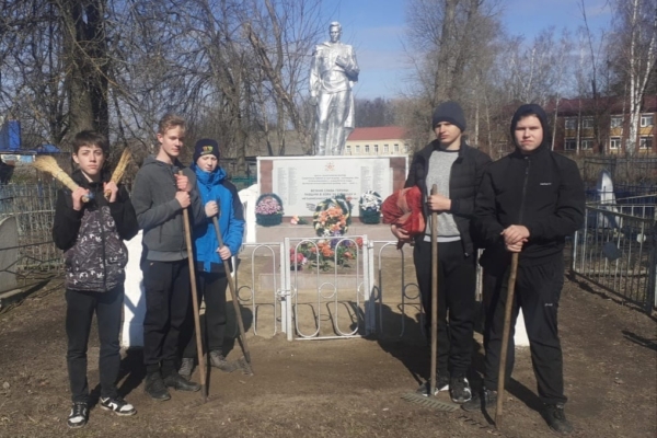 Обучающиеся 8-б класса Комаричской СОШ №2 навели порядок территории воинских захоронений