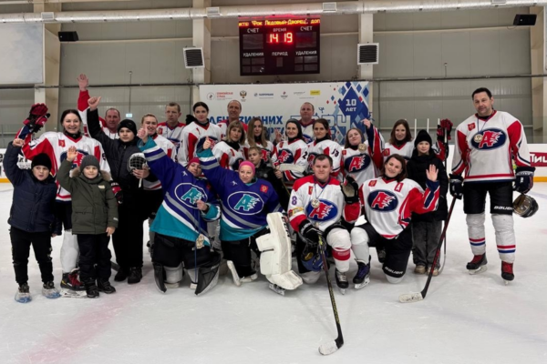 В брянском Новозыбкове прошел матч по хоккею между женскими клубами «Авангард» и «Олимп»