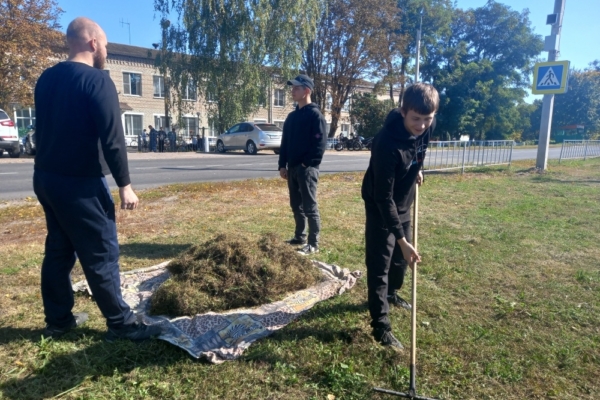 Студенты Комаричского механико-технологического техникума активно участвуют в уборке прилегающей территории