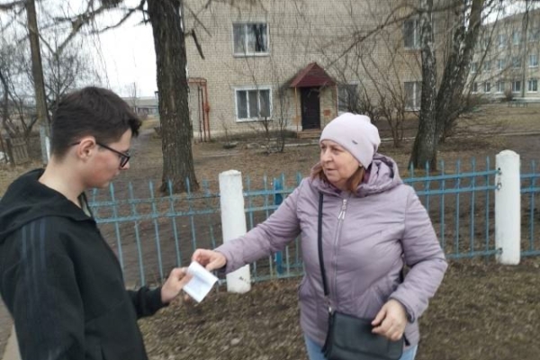 Студенты Комаричского механико-технологического техникума разработали памятки для жителей многоквартирного дома «Советы по рациональному использованию энергии, которые сэкономят ваш семейный бюджет»