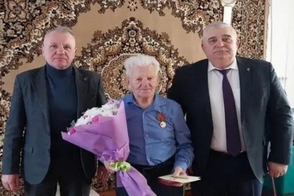 В Красногорском районе ветерану вручили юбилейную медаль