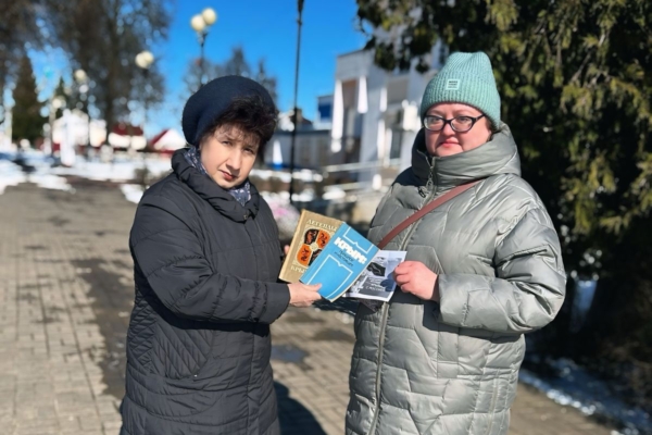 Сотрудники Комаричской центральной библиотеки провели патриотическую уличную акцию «Мы вместе! Крым и Россия»