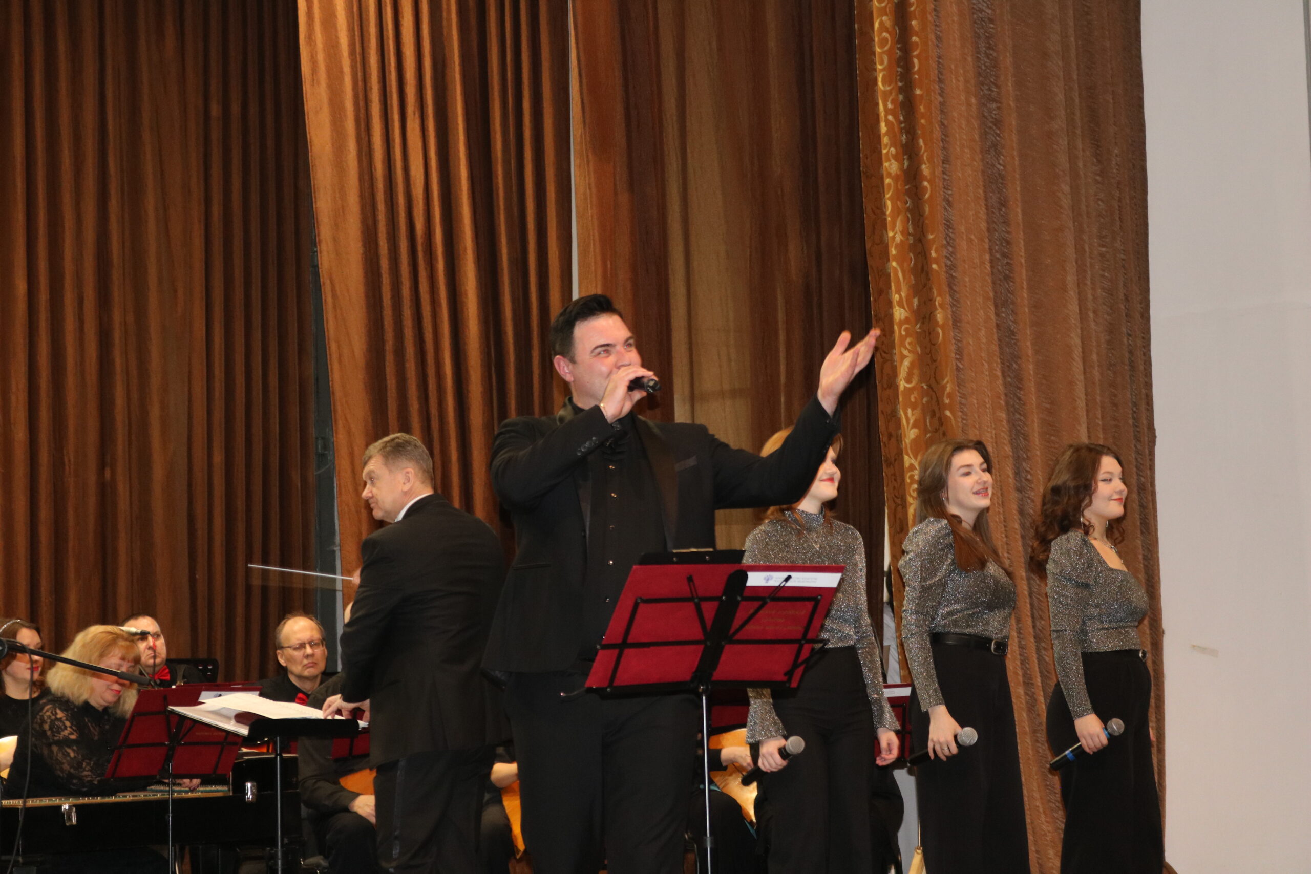 Большой праздничный концерт подарил жителям Комаричского района самые яркие впечатления