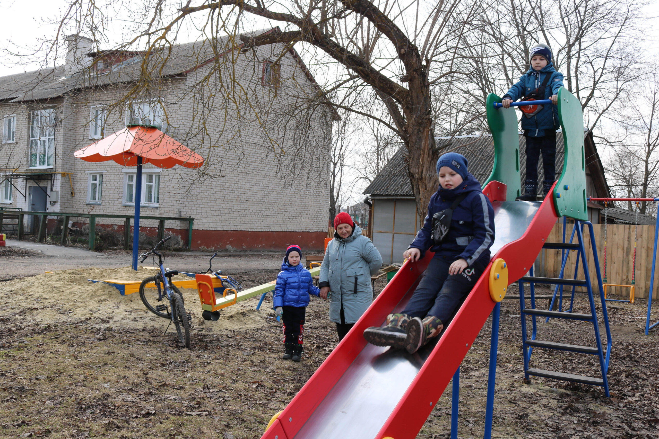 Дворовые территории в поселке Комаричи преображаются