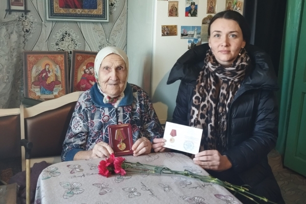 Медали в честь 80 лет Победы вручили труженикам тыла в Лопандинском сельском поселении