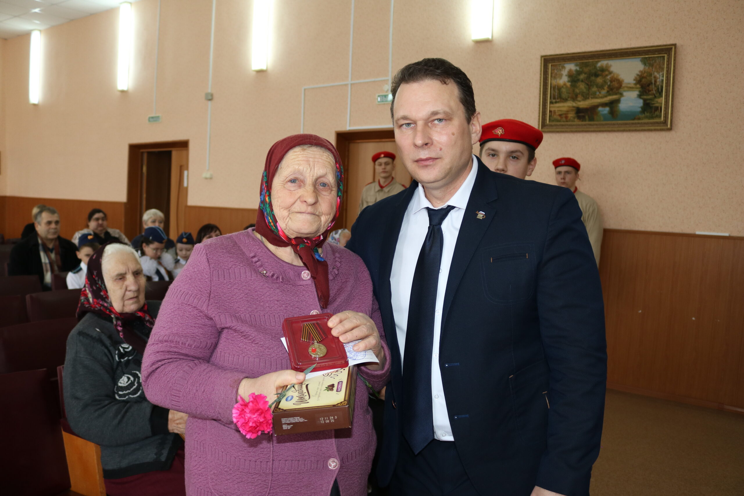 В Комаричском районе вручили юбилейные медали  труженикам тыла и бывшим узникам