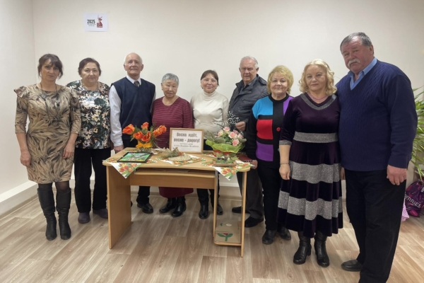 В Комаричском комплексном центре социального обслуживания населения проходит авторская выставка весенних композиций «Весна идёт, весне — дорогу»