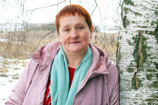 По знакомому маршруту день за днем доставляет людям новости и радость общения Валентина Михайловна Кашеварова