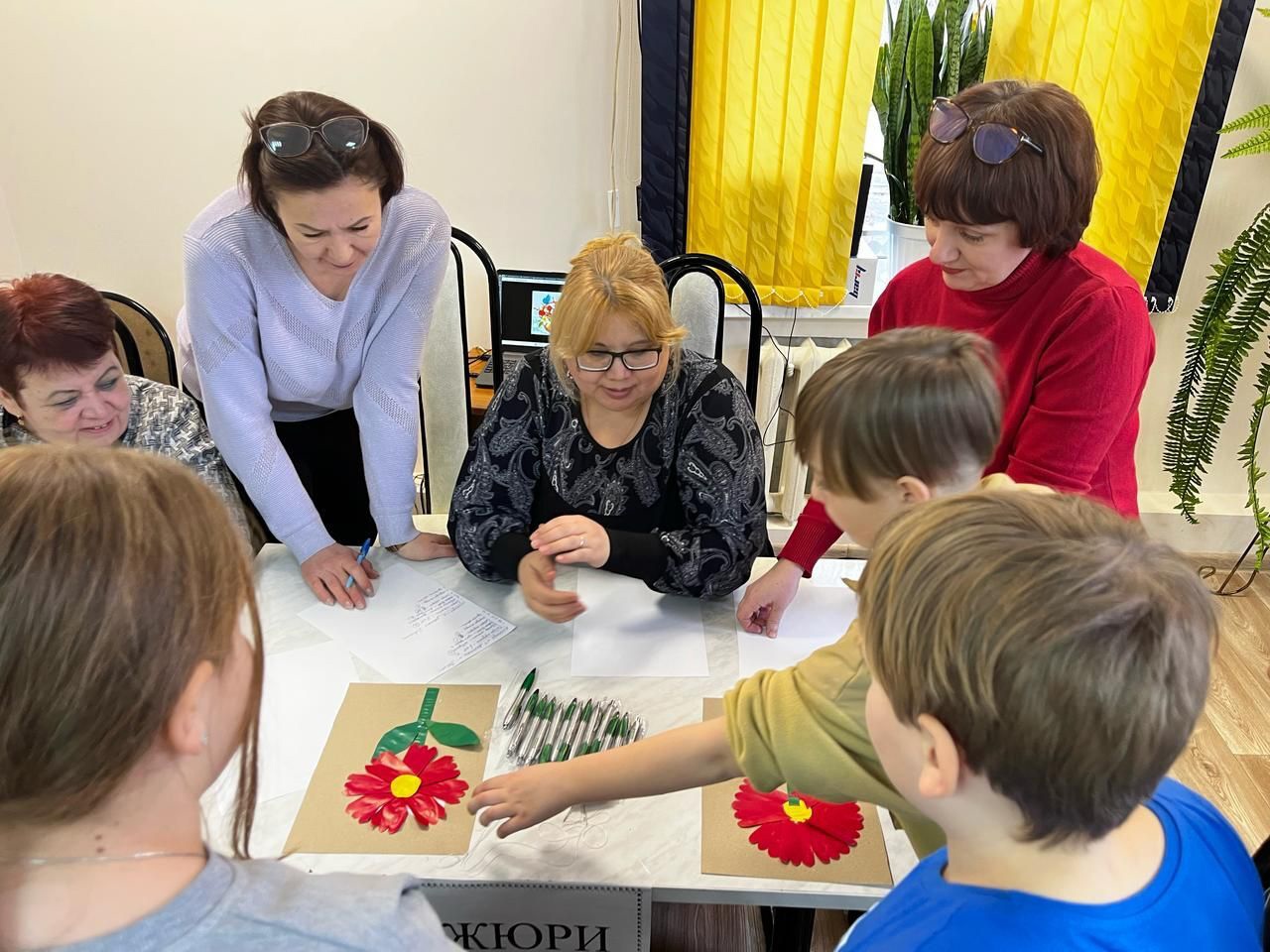 В клубе многодетных семей Комплексного центра социального обслуживания населения Комаричского района прошла игра-соревнование «Мамины помощники»