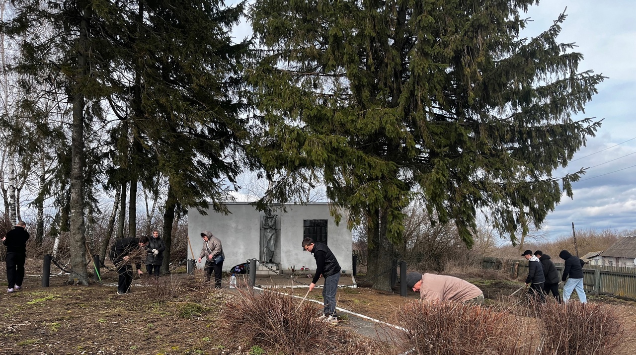 Комаричские школьники навели порядок на мемориальном комплексе в селе Шарово