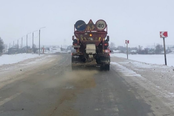 В Брянской области ведут работы по уборке снега и обработке дорог
