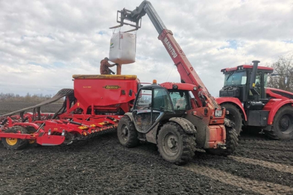В Комаричском районе активно продолжается весенняя посевная кампания