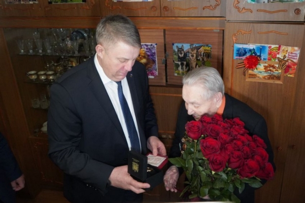 Губернатор Александр Богомаз вручил ветерану Михаилу Заболотскому медаль в честь 80-летия Победы