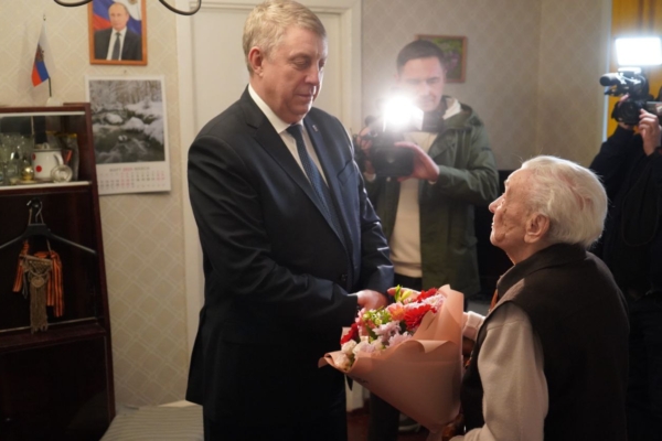 Губернатор Брянской области Александр Богомаз вручил Нине Дмитриевне Евсеевой юбилейную медаль «80 лет Победы в Великой Отечественной войне 1941–1945 годов».