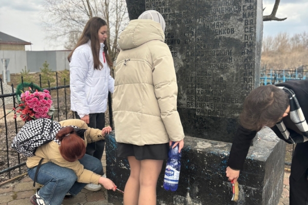 Активисты Движения Первых МБОУ Бочаровской школы провели трудовой десант по уборке территории братской могилы