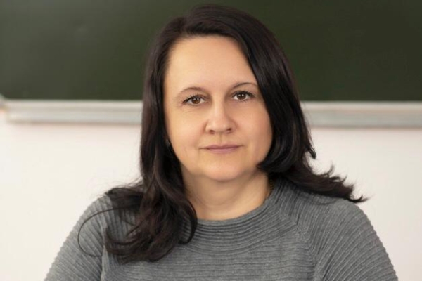 Знание языков – дверь к мудрости: считает учитель Комаричской СОШ №1 Елена Николаевна Третьякова