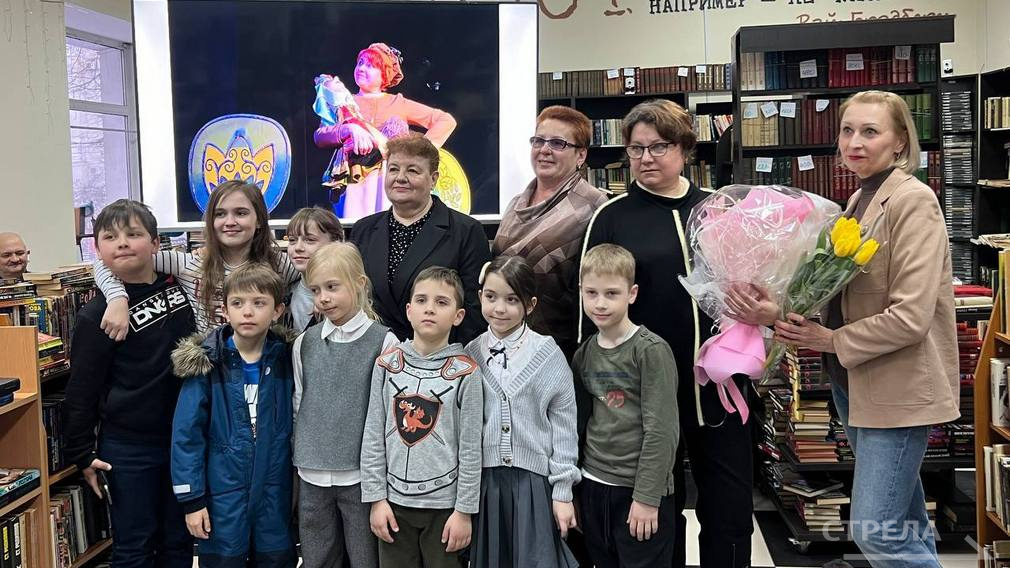 В старейшем магазине «Брянсккнига» прошла встреча с Заслуженной артисткой РФ Еленой Сафроновой