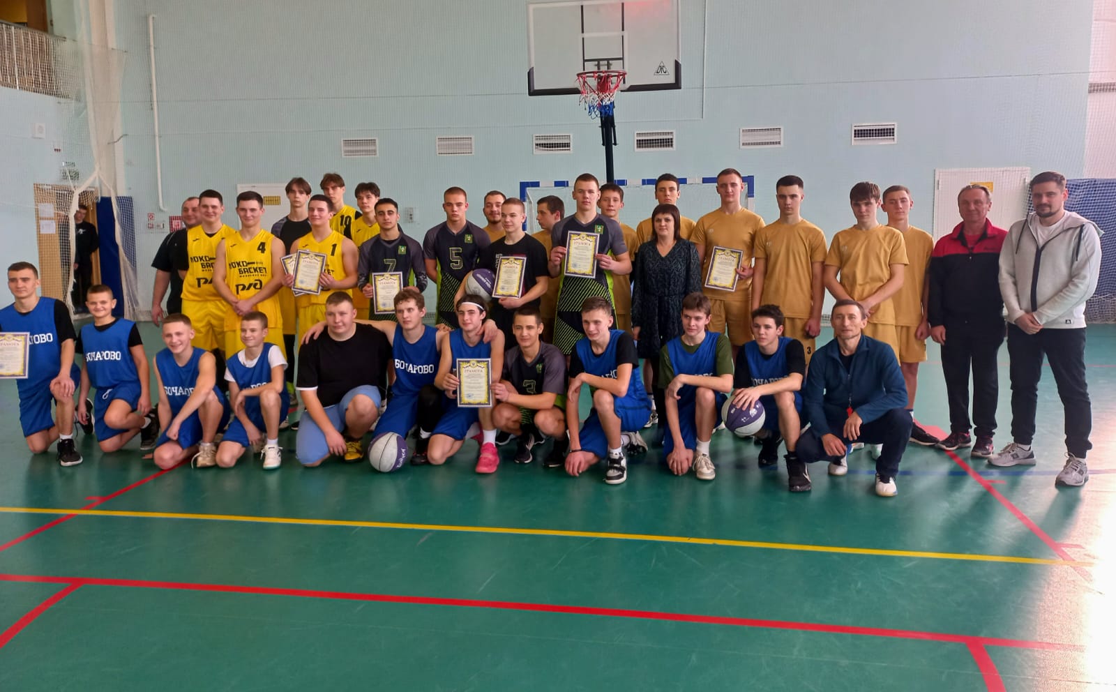 В Комаричском районе прошло первенство по баскетболу среди команд юношей и девушек