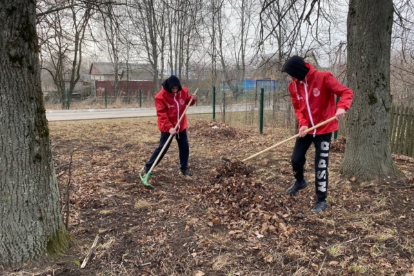 Комаричские волонтеры  из команды Патриотов Наследия провели  субботник в городском парке