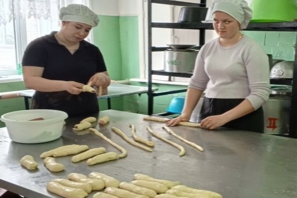 Комаричские студенты передали участникам СВО свежую выпечку