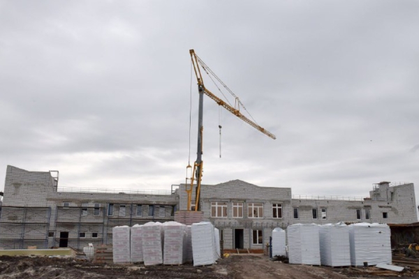 Александр Богомаз посетил строительство дворца зимних видов спорта в селе Глинищево Брянского района