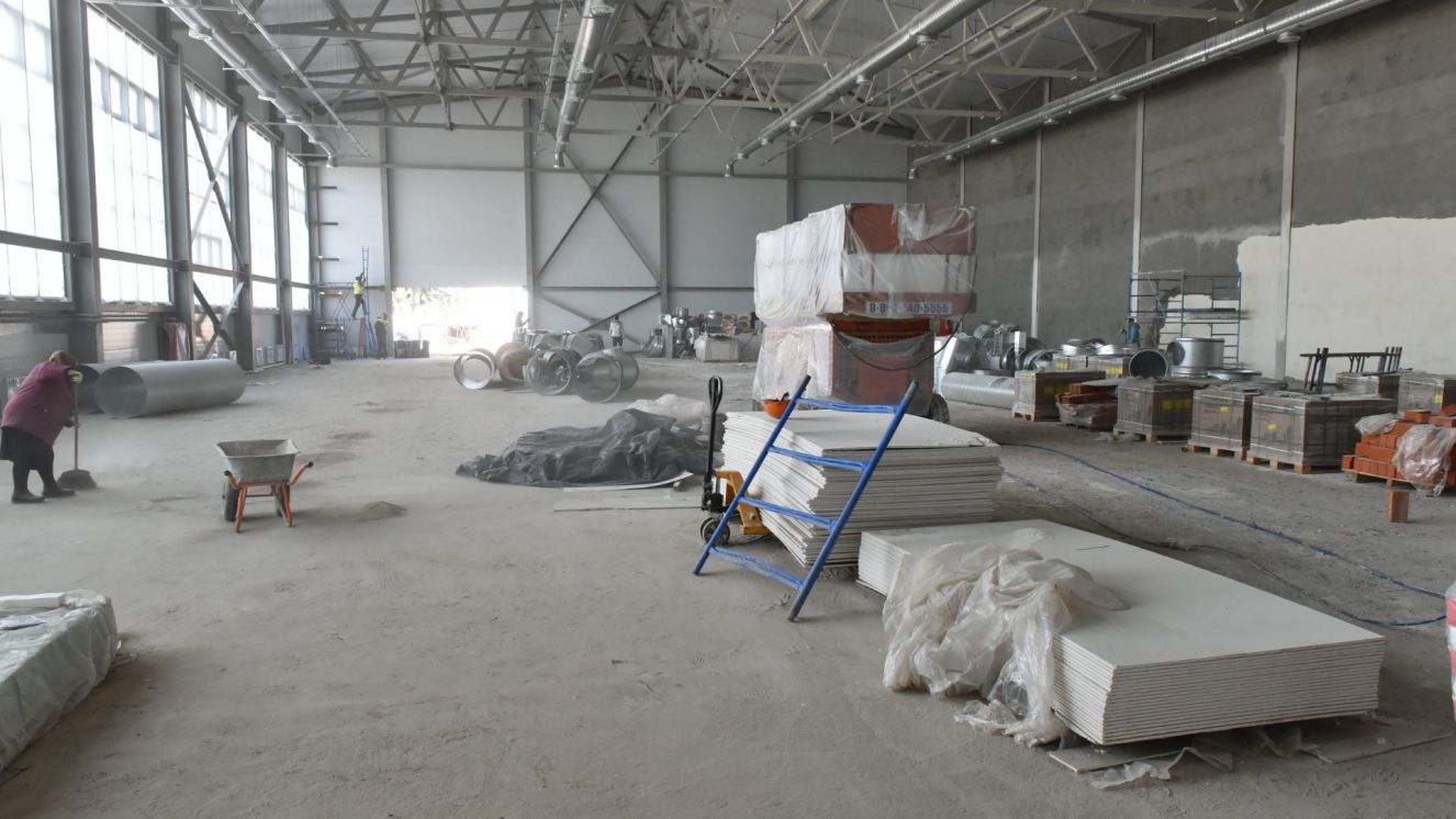 До сдачи физкультурно-оздоровительного комплекса с бассейном в Брасово остается чуть больше трех месяцев