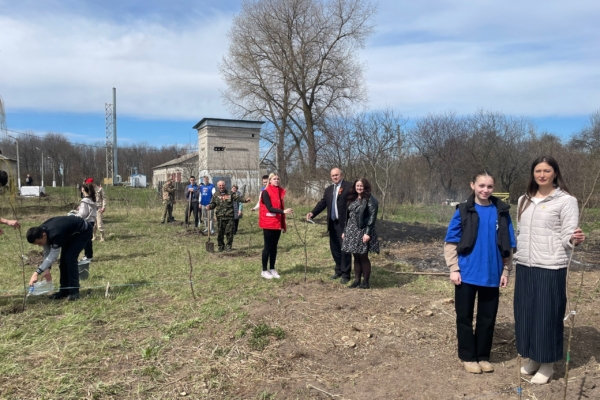 Комаричская СОШ №2 приняла участие в патриотической акции «Сад Памяти»