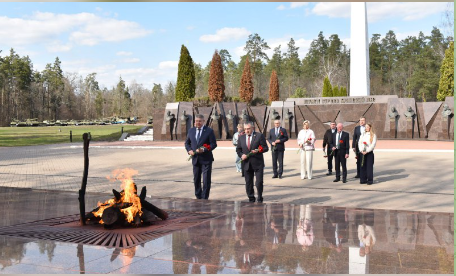 Губернатор Брянской области с председателем Гомельского облисполкома возложили цветы на Партизанской поляне