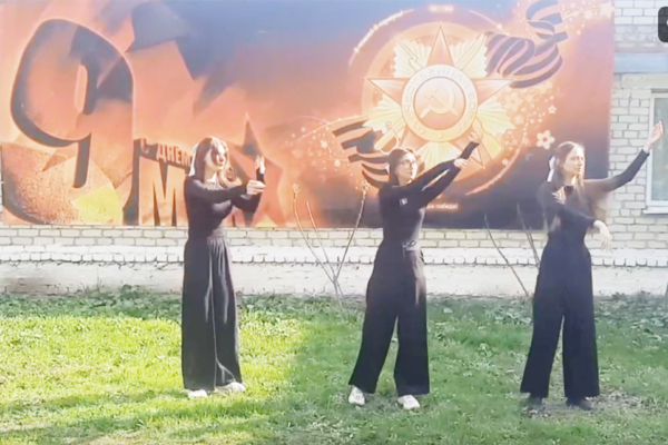 В Комаричском механико-технологическом техникуме провели флешмоб «Месяц май»