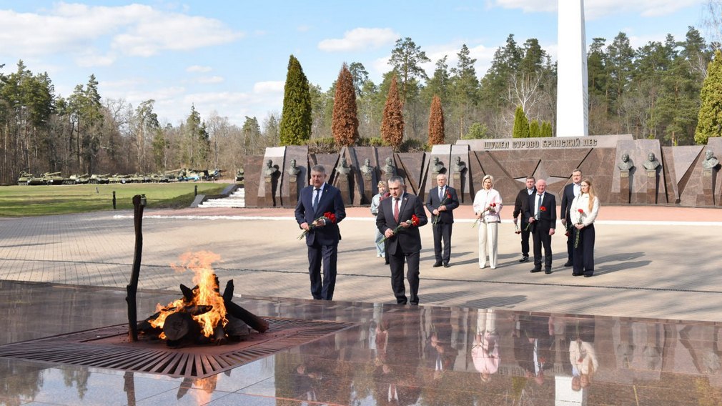 Губернатор Брянской области Александр Богомаз и делегация Гомельской области почтили память погибших в годы Великой Отечественной войны