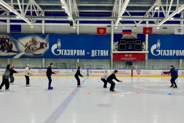 В Брянске для детей бойцов СВО провели мастер-класс по фигурному катанию